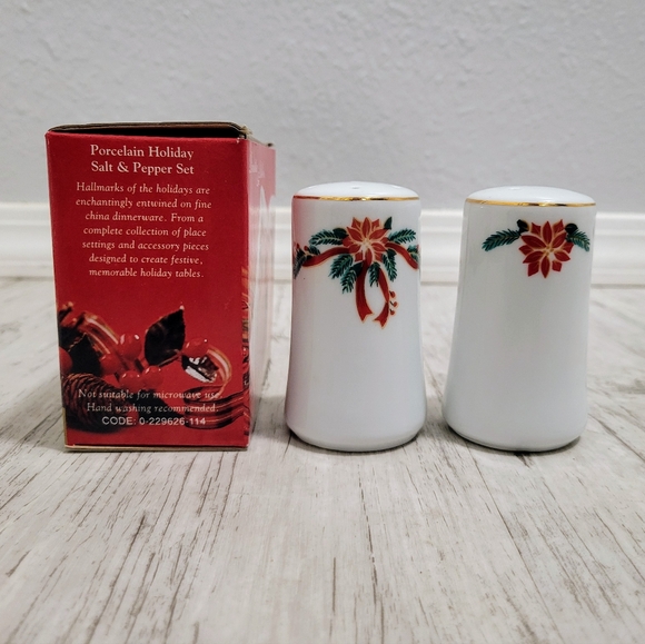 Poinsettia & Ribbons Salt & Pepper Porcelain Shaker Set 3.5" Tall VTG Christmas - Picture 9 of 16